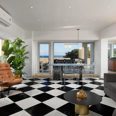 Hamilton Elite Penthouse Apartment *