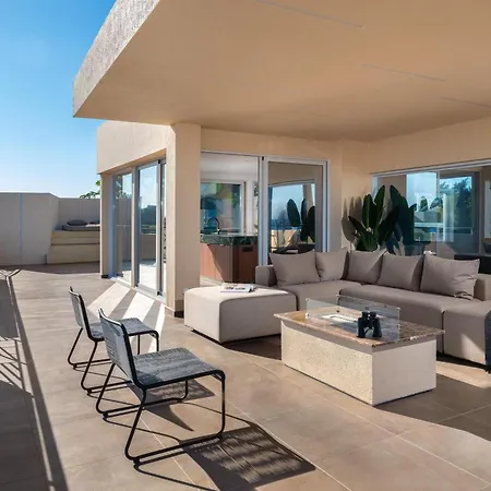 Hamilton Elite Penthouse Apartment *